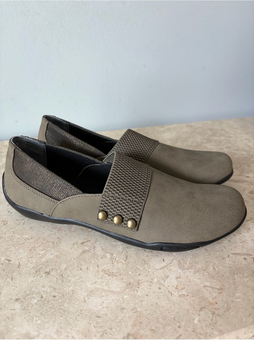 Ros Hommerson Cake Flats Women’s Size 7.5N Olive Comfort Shoes Stretch Vamp $130